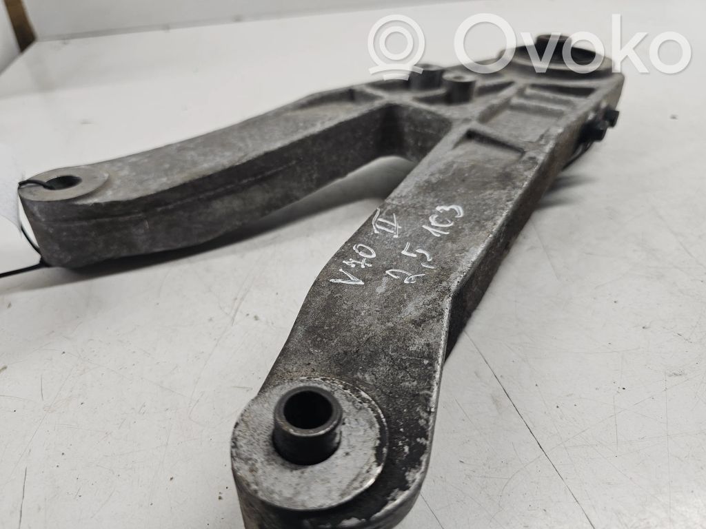 Volvo V70 Engine mounting bracket 