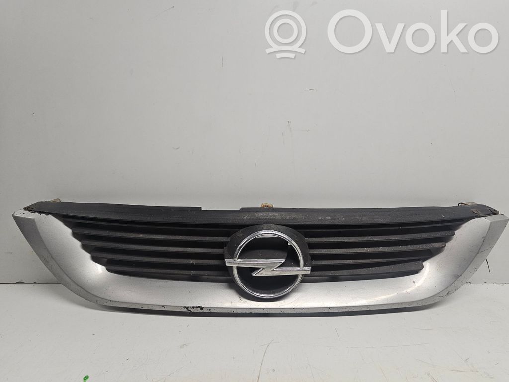 Opel Vectra B Etupuskurin ylempi jäähdytinsäleikkö 