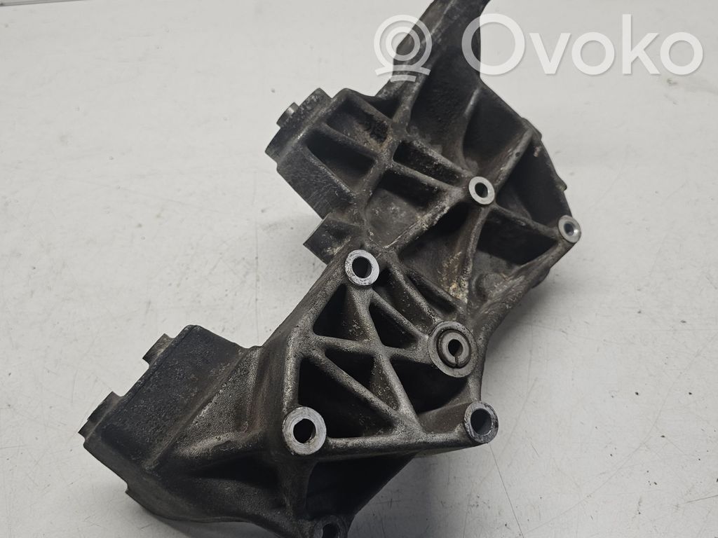 Audi A4 S4 B5 8D Ģeneratora stiprinājums 
