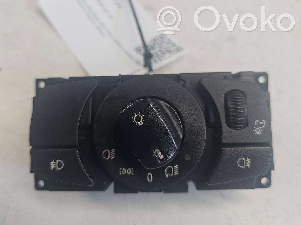 Light switch   6953733