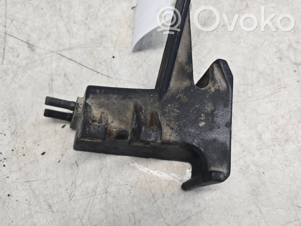 Volvo S70  V70  V70 XC Engine mounting bracket 