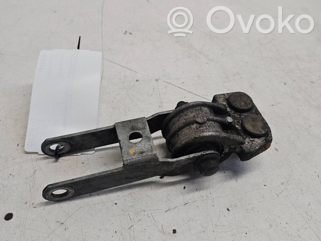 Volvo S80 Engine mount bracket 