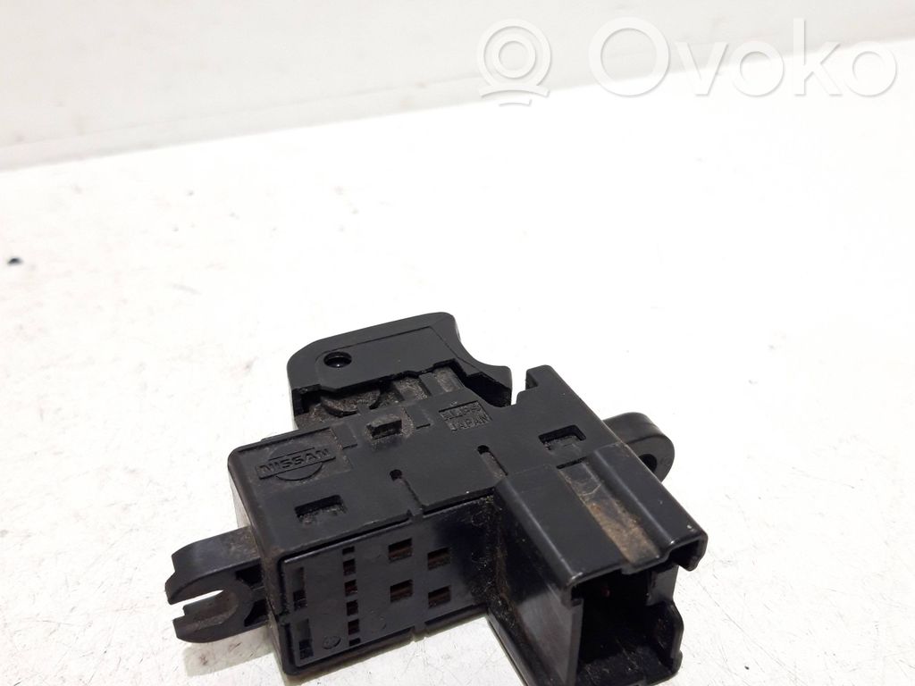 Nissan Qashqai Electric window control switch 