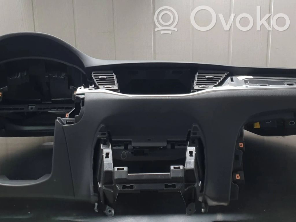 Opel Astra K Панель 
