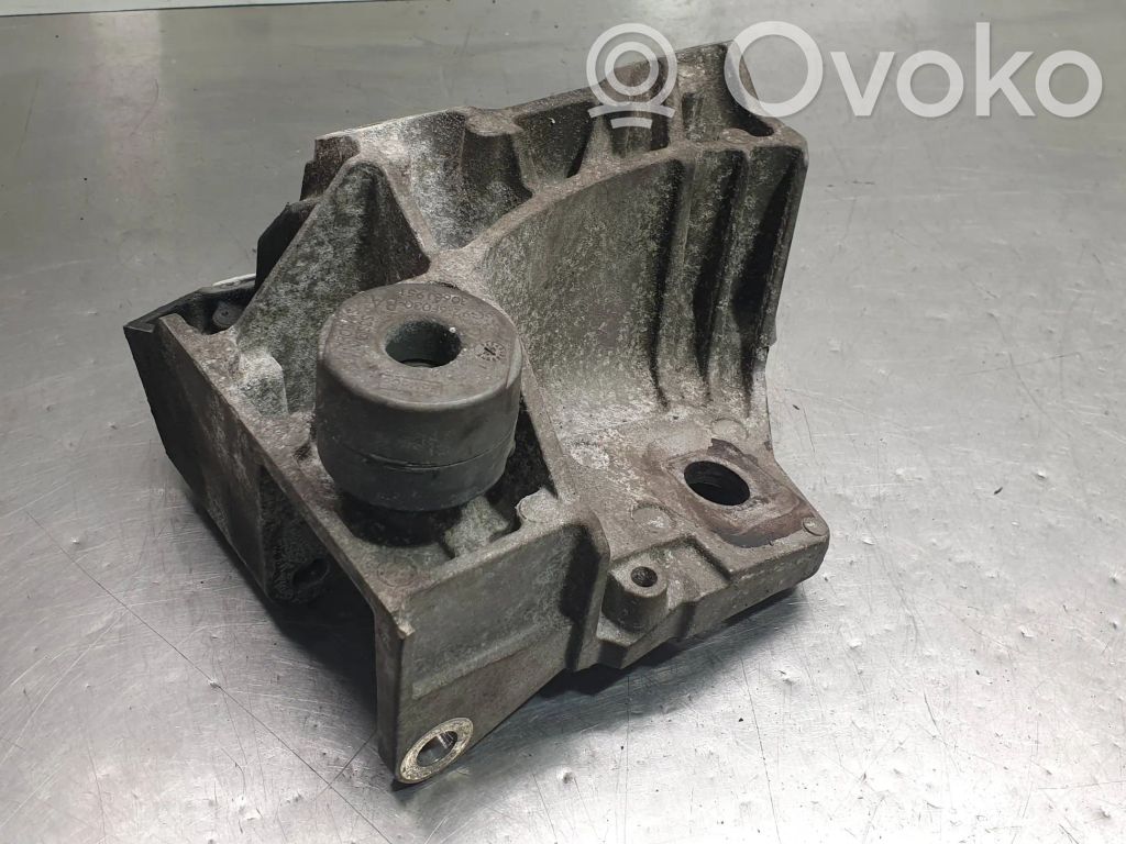 Volvo V70 Engine mounting bracket 
