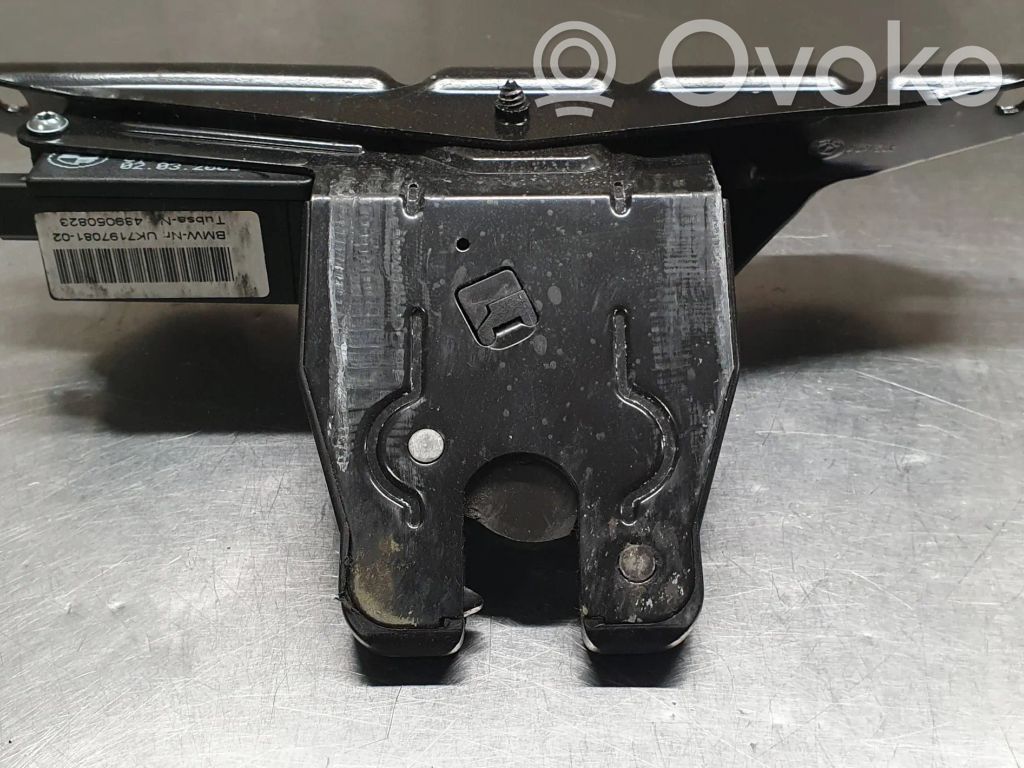 BMW 5 E60 E61 Aizmugurējā pārsega slēdzene 