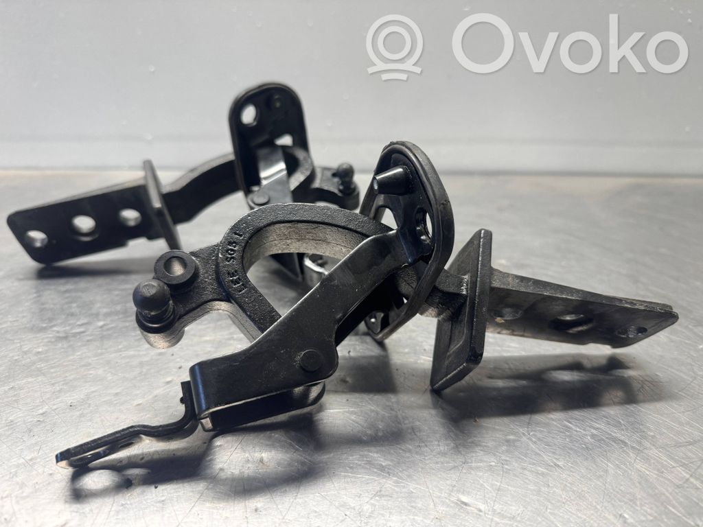 Volvo XC70 Tailgate/trunk/boot hinge 