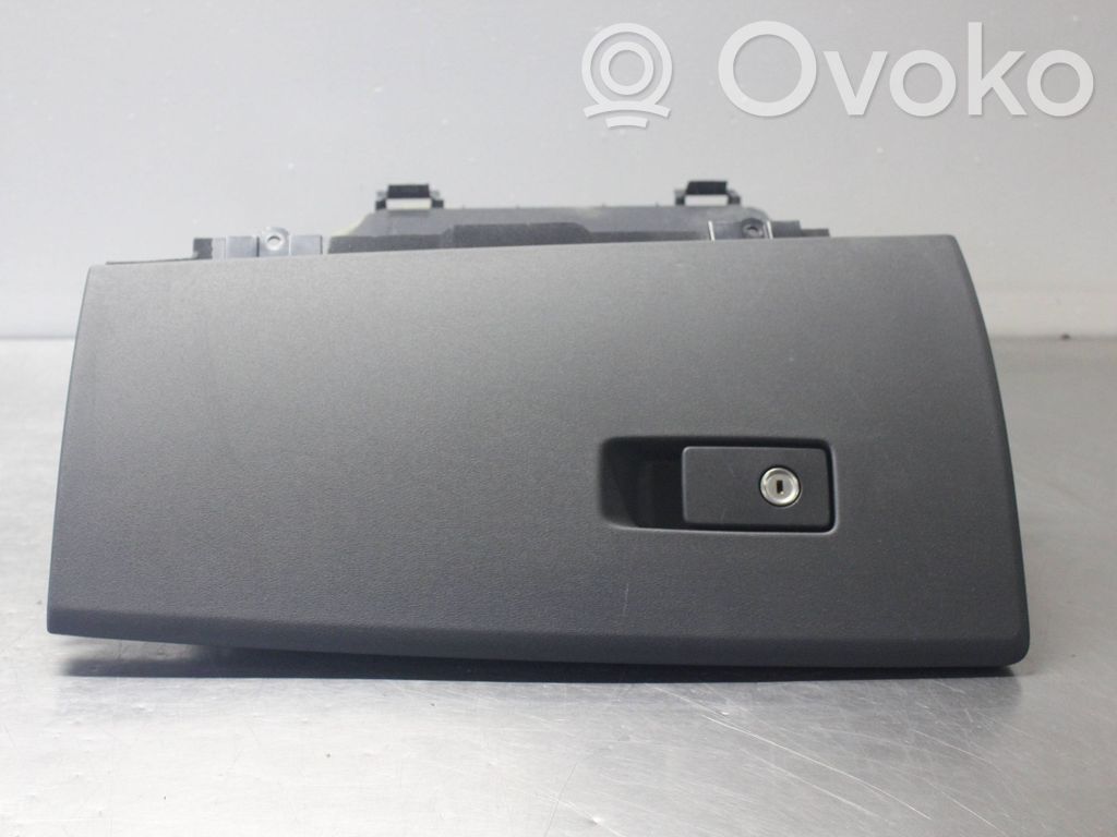 Volvo V70 Glove box 