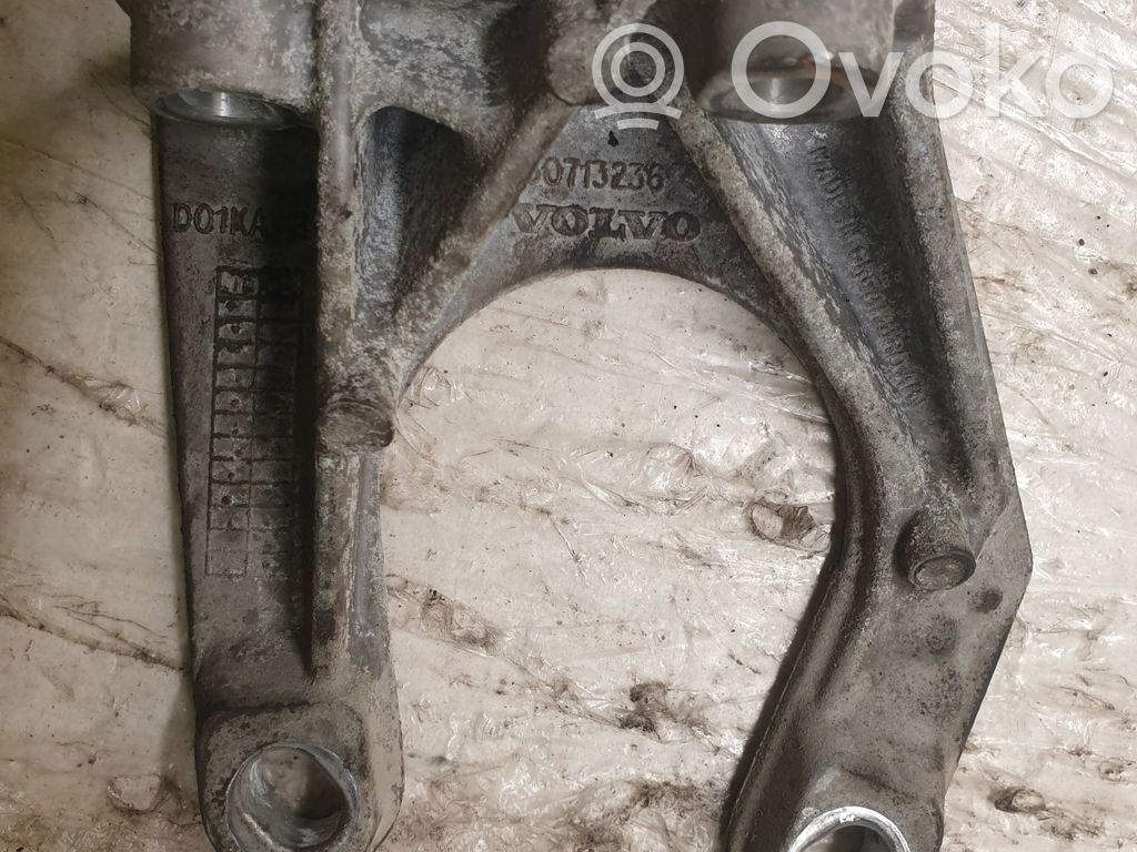Volvo XC70 Front differential bracket 