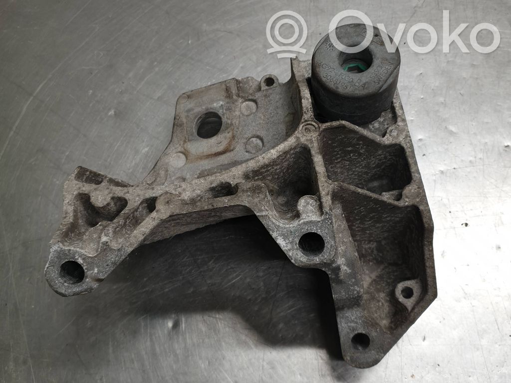 Volvo XC60 Engine mounting bracket 