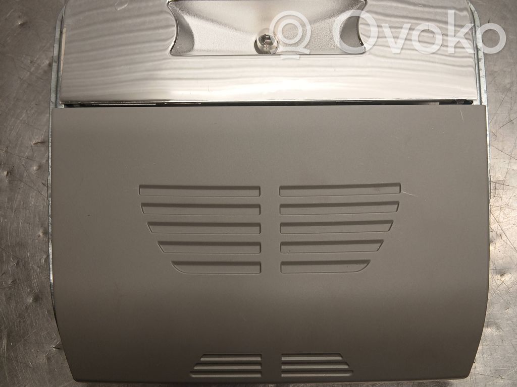 Etuistuimen valo   7148443
