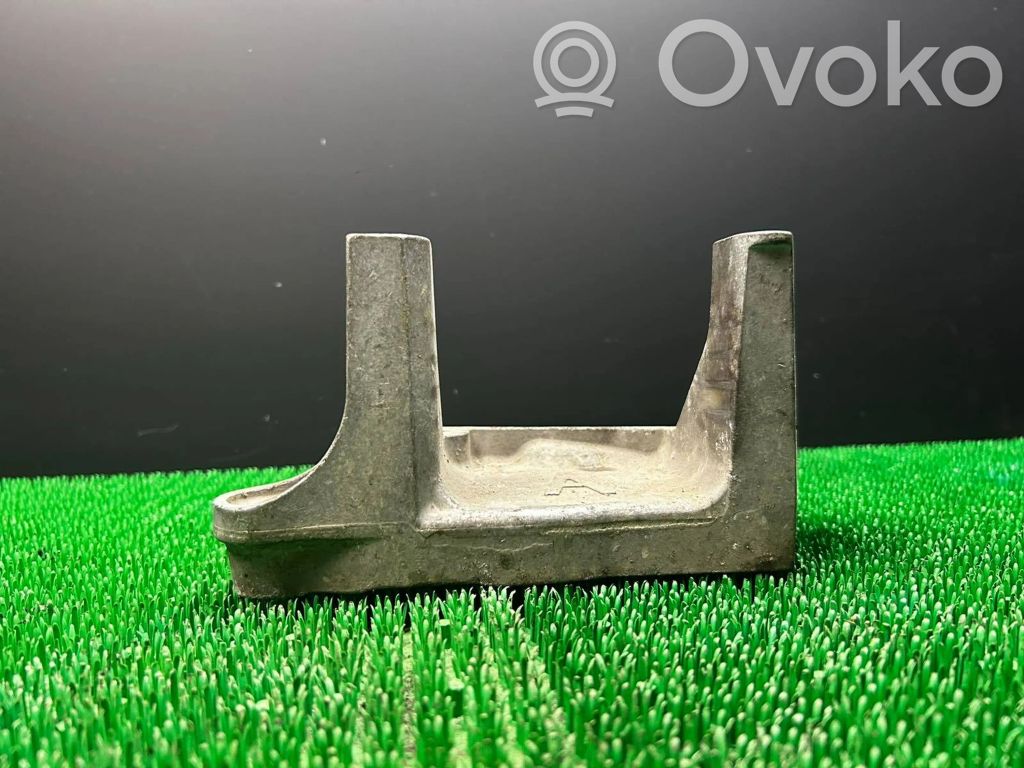 Peugeot 407 Engine mounting bracket 