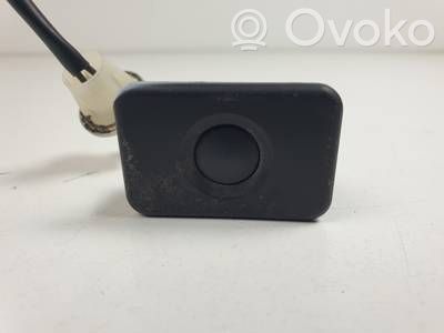 Manecilla de la puerta trasera maletero   GS2A676S0
