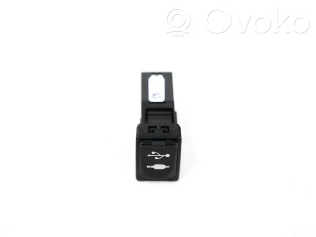 Toyota C-HR I Enchufe conector USB 