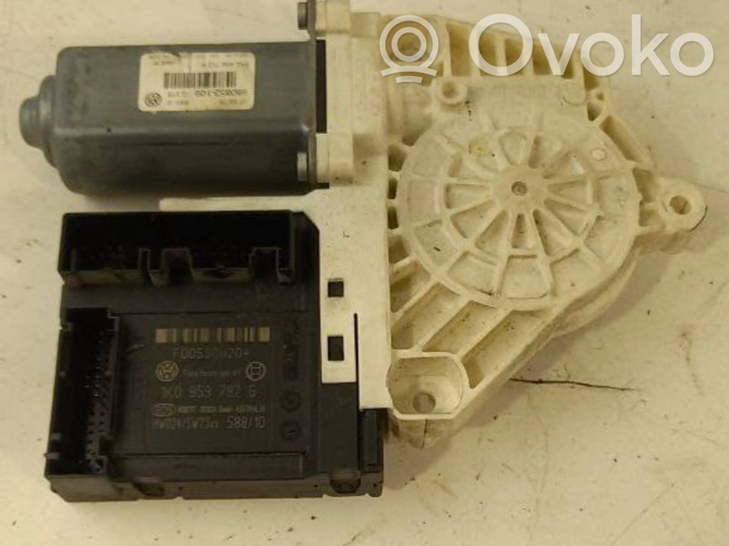 Volkswagen PASSAT B6 Front door window regulator motor 
