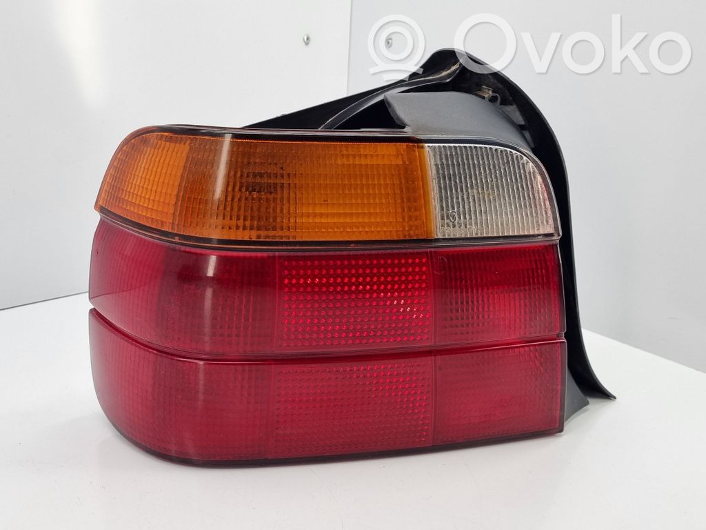 BMW 3 E36 Задний фонарь в кузове 
