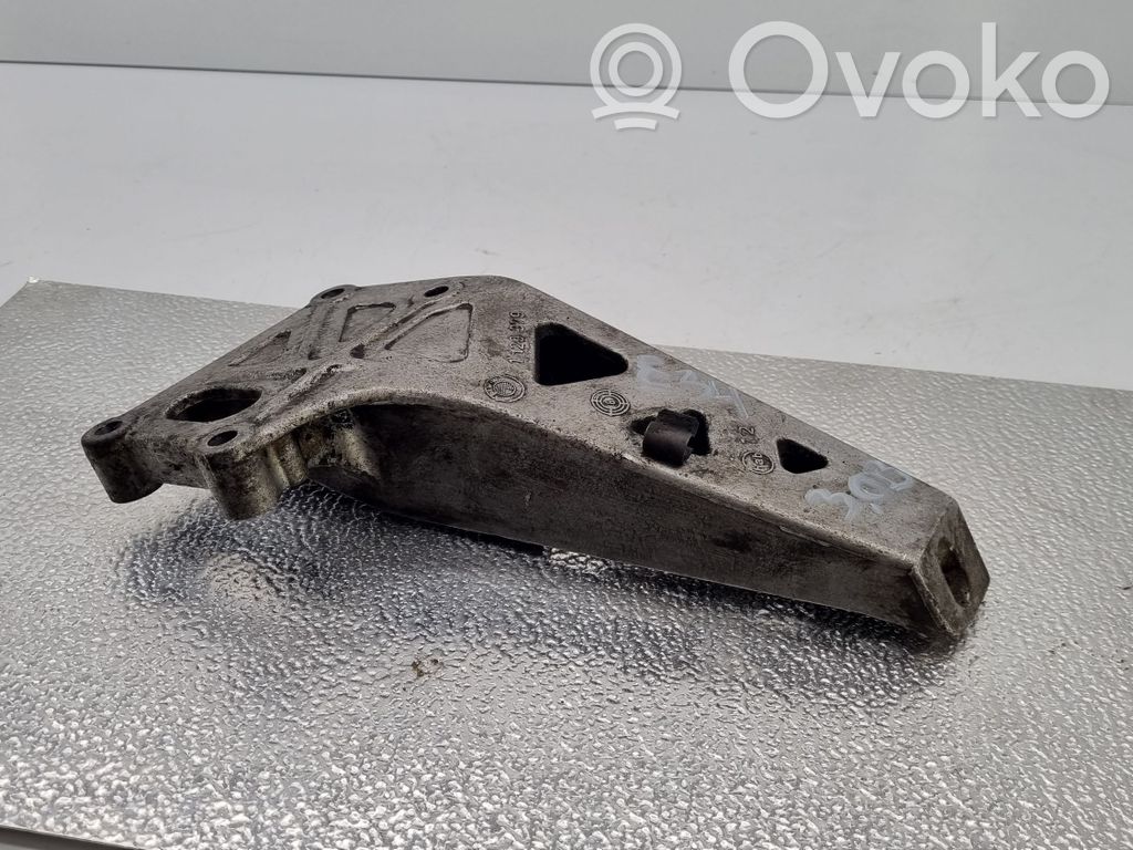 BMW 5 E34 Engine mounting bracket 
