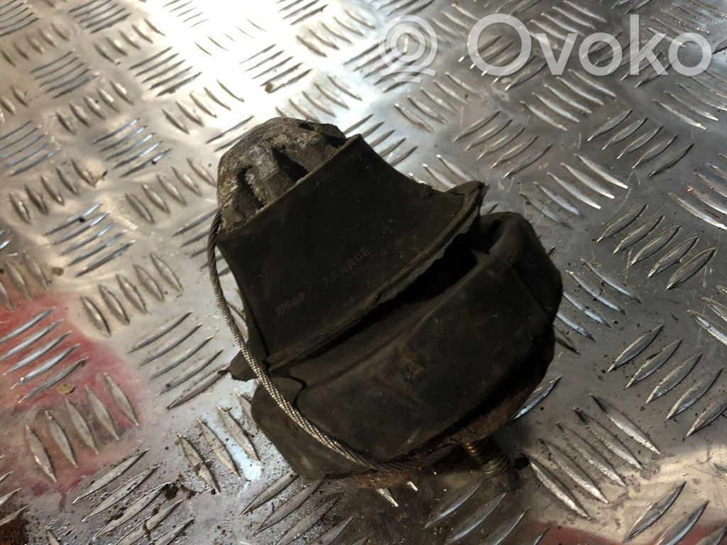 Volvo XC70 Engine mount bracket 
