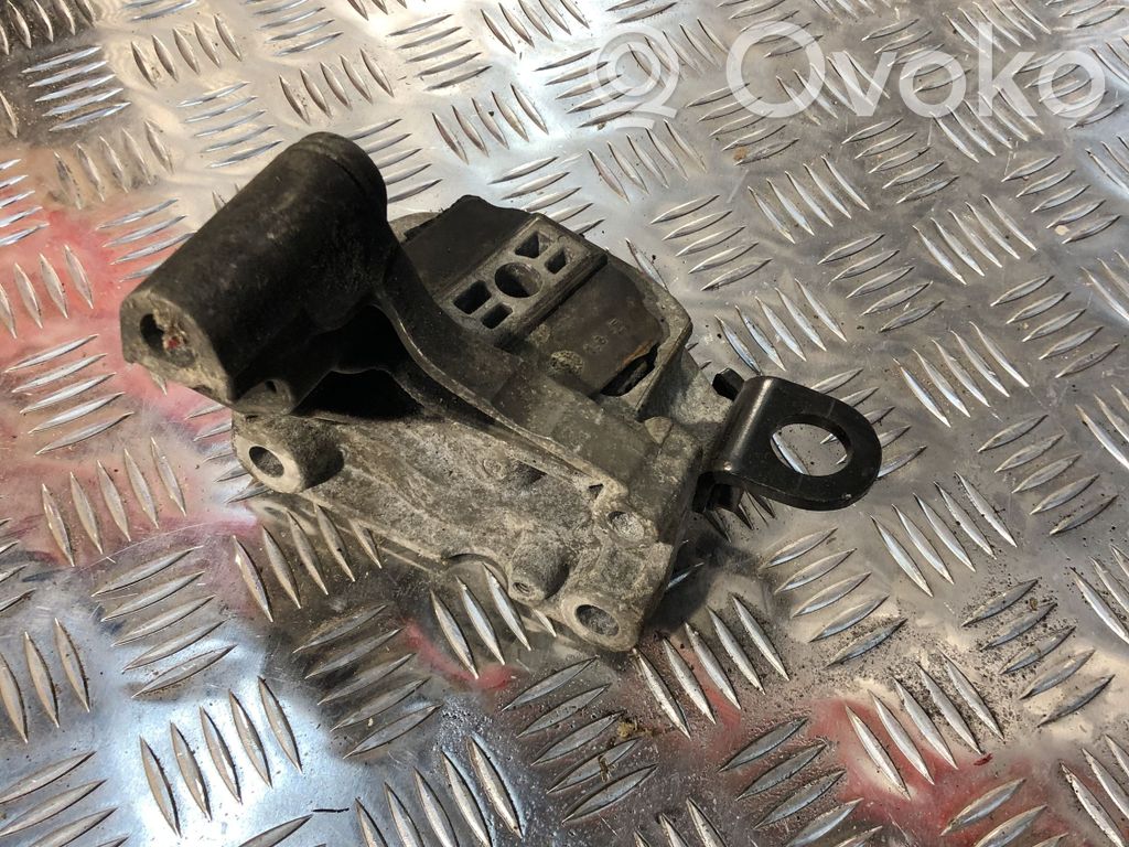 Volvo XC90 Engine mount bracket 