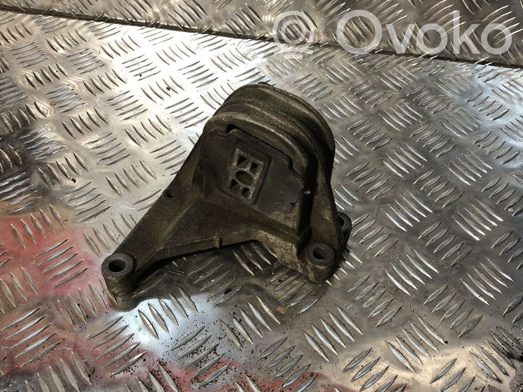Volvo V70 Engine mount bracket 