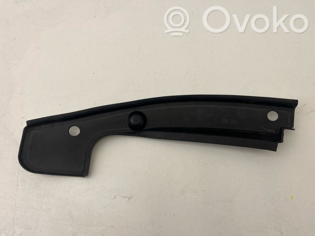 BMW 5 E60 E61 Kita variklio skyriaus detalė 