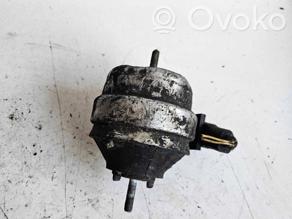Volkswagen PASSAT B5 Engine mount bracket 
