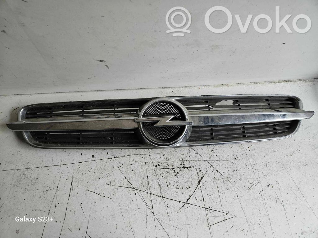 Opel Vectra C Etupuskurin ylempi jäähdytinsäleikkö 