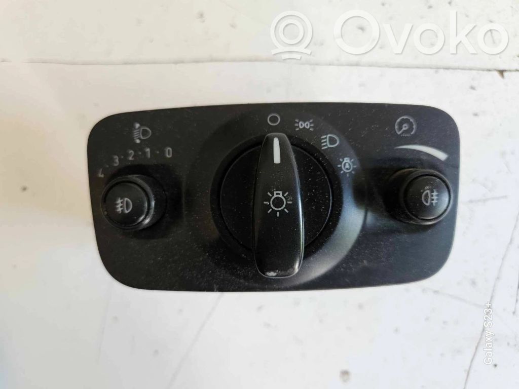 Light switch   04066443,70962