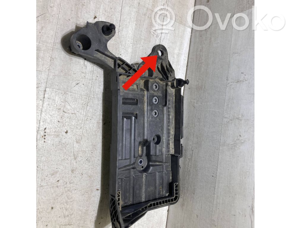 Audi A3 S3 8V Akumuliatoriaus tvirtinimo padas 