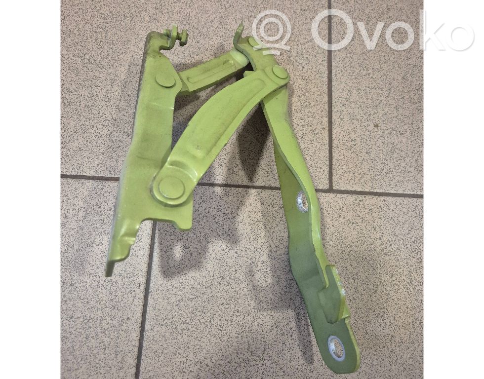 Engine bonnet/hood hinges