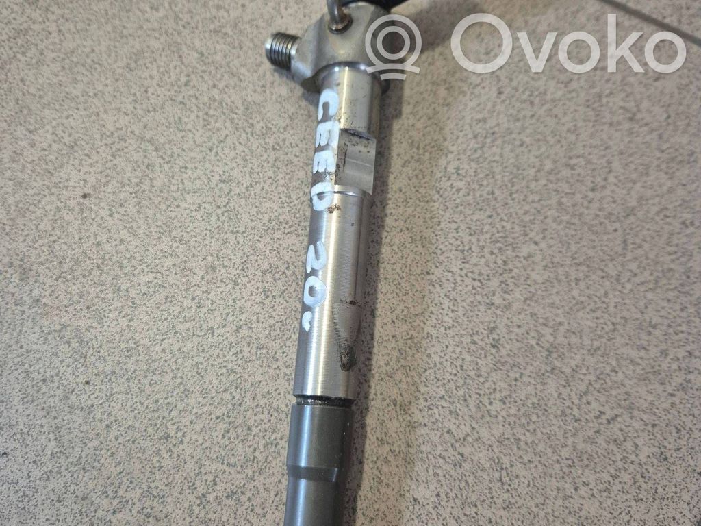 Inyector de combustible   338002U000