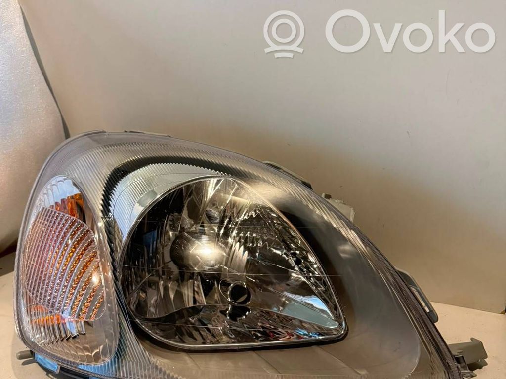 Toyota Yaris Lampa przednia 