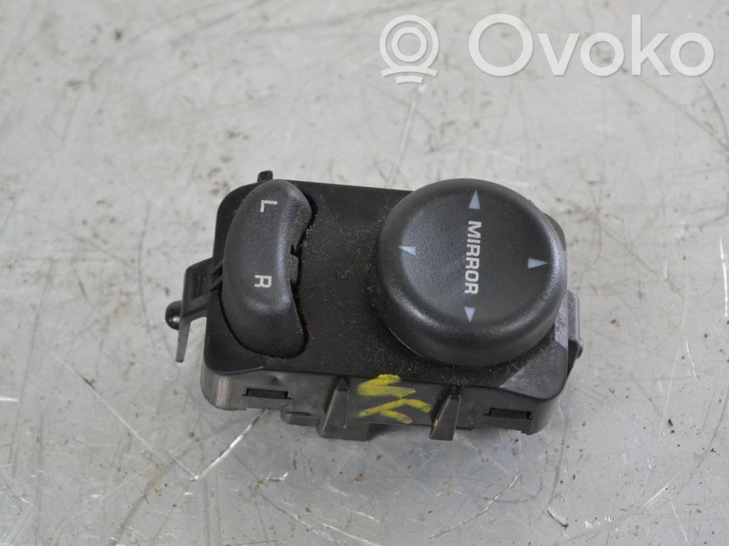 Wing mirror switch   04760174AF