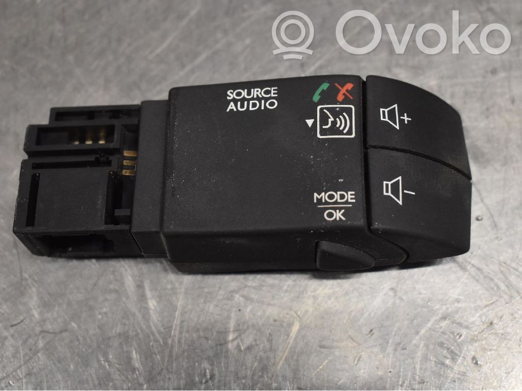 Opel Vivaro Boutons / interrupteurs volant 