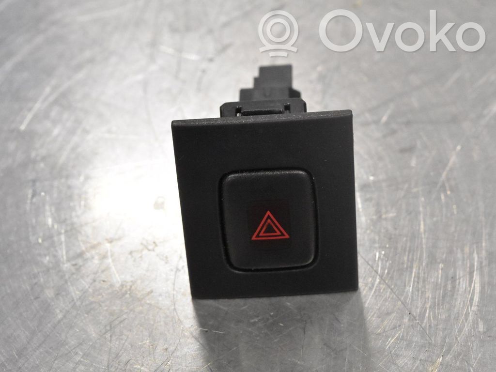 Botón interruptor de luz de peligro   30710106