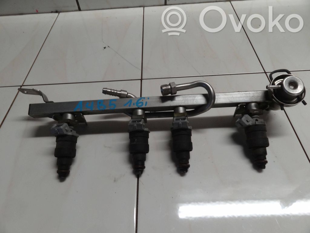 Audi A4 S4 B5 8D Tubo principal de alimentación del combustible 