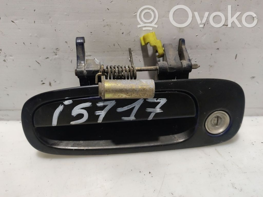Toyota Corolla E110 Priekšpusē slēdzene 