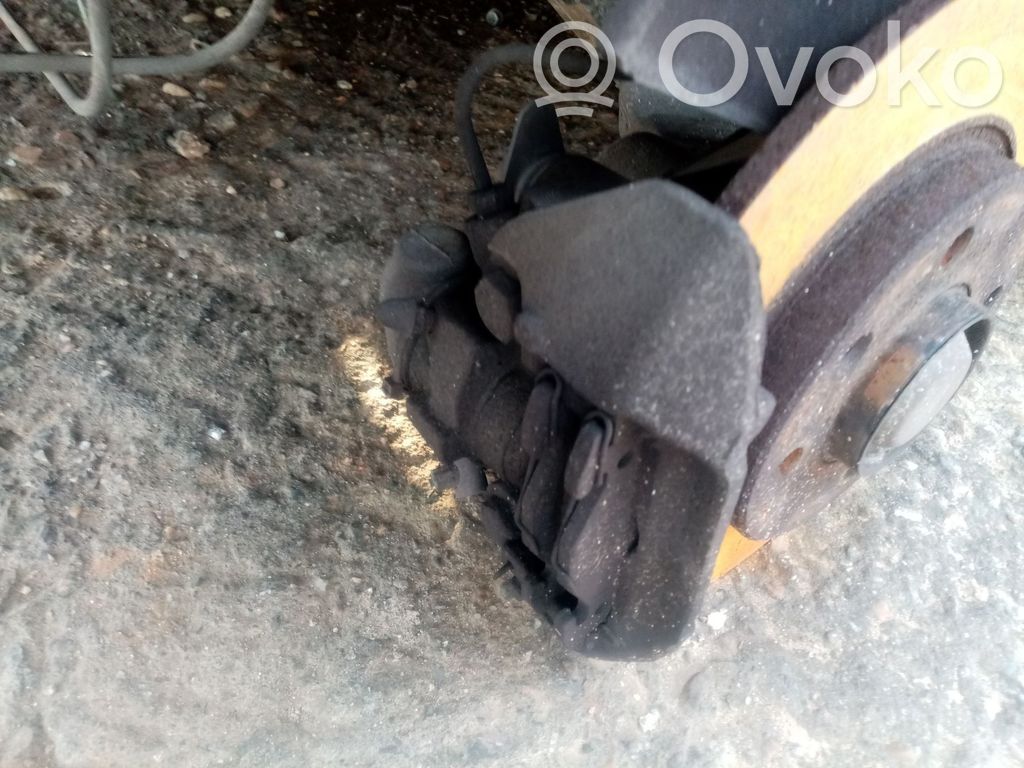 Citroen Xsara Jarrusatulan tyynyn pidike takana 