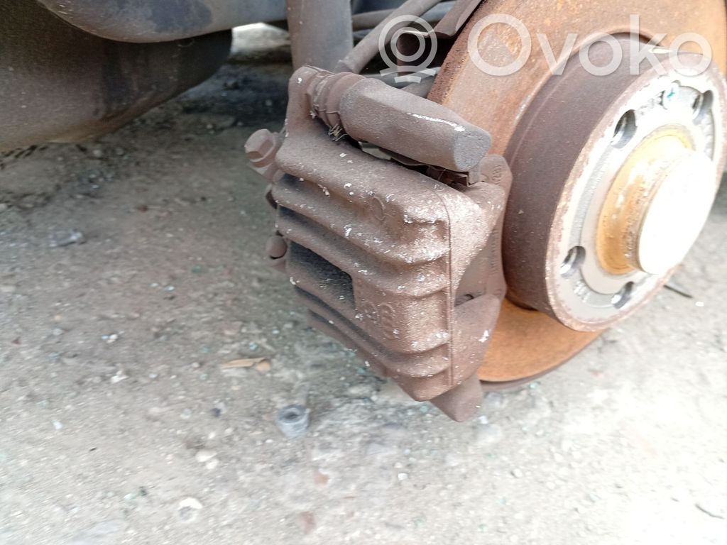 Audi A3 S3 8L Jarrusatulan tyynyn pidike takana 