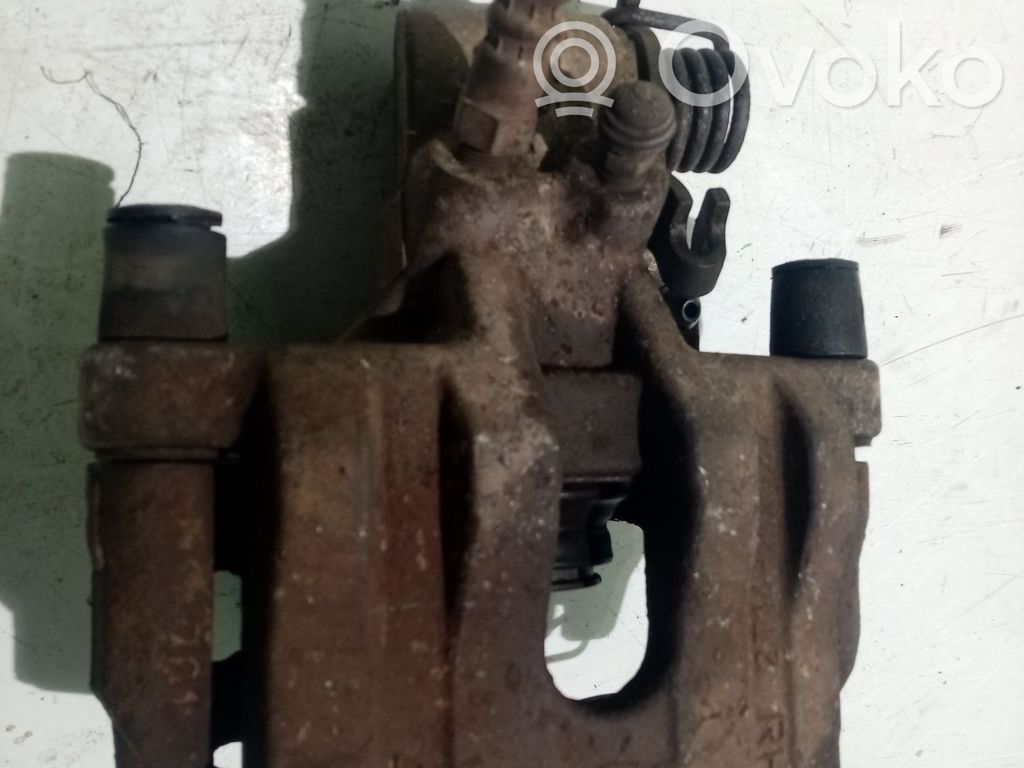 Ford Tourneo Jarrusatulan tyynyn pidike takana 