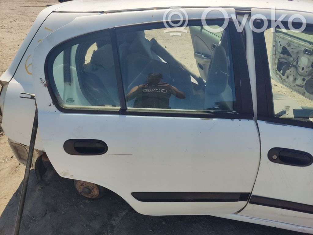 Nissan Almera N16 Puerta trasera 