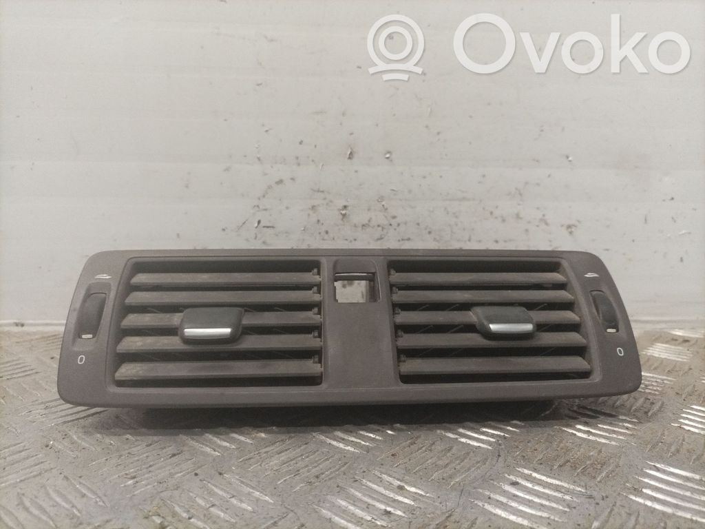 Rejilla de ventilación central del panel