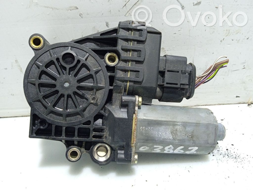 Motor del regulador de la ventanilla de la puerta delantera   4B0959802E