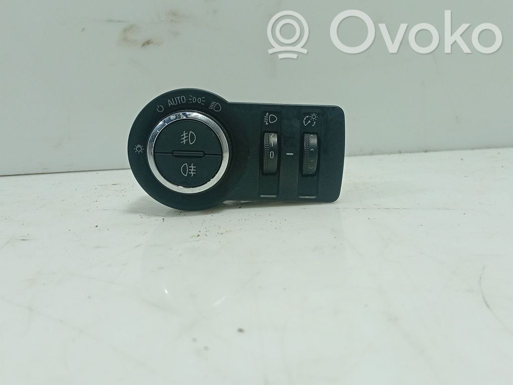 Opel Astra H Interrupteur d'éclairage de la cabine dans le panneau