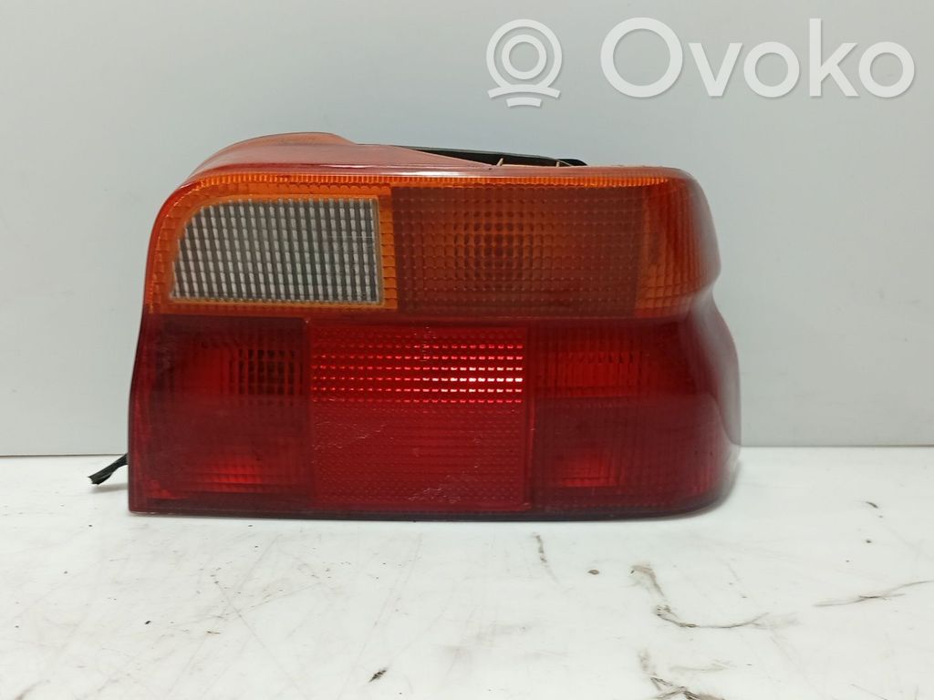 Ford Escort Aizmugurējais lukturis virsbūvē 