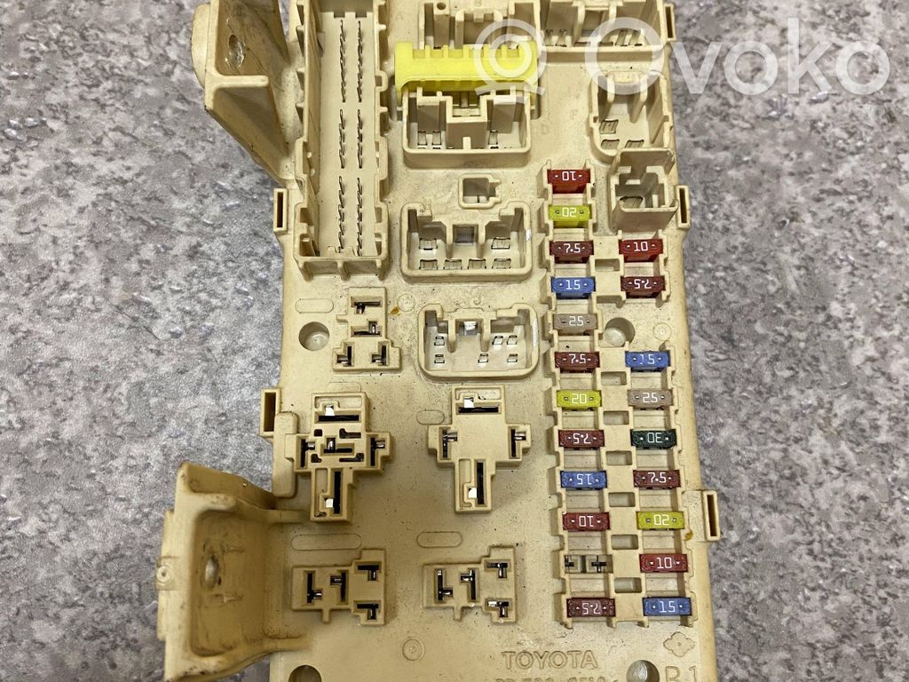 Toyota Avensis T220 Fuse module 
