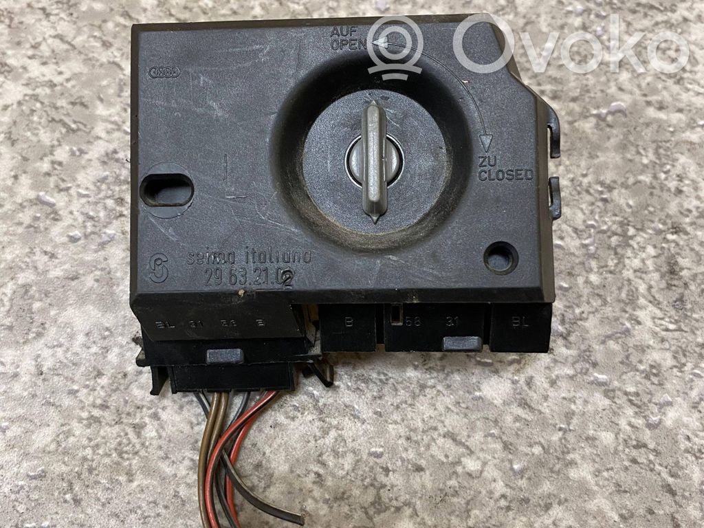 Audi 80 90 S2 B4 Takavalon polttimon suojan pidike 