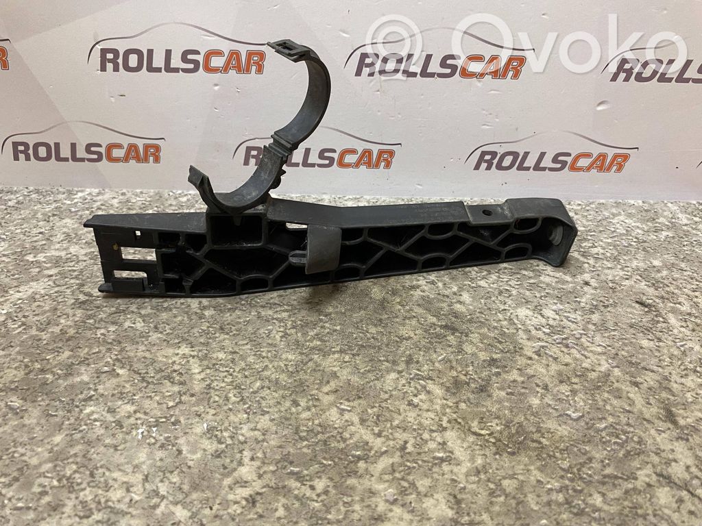BMW 5 E60 E61 Kita variklio skyriaus detalė 