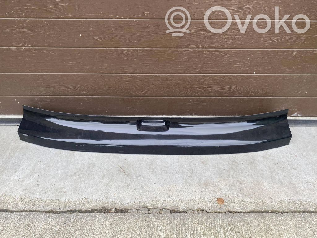 Honda CR-V Tailgate trim 