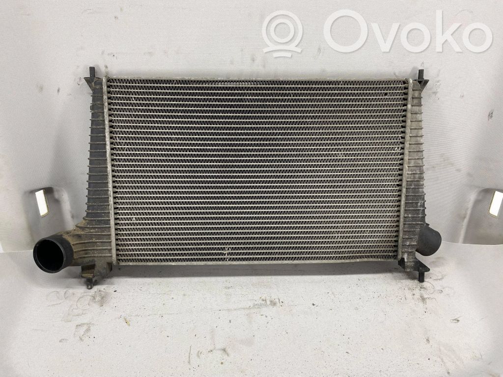 Intercooler air channel guide